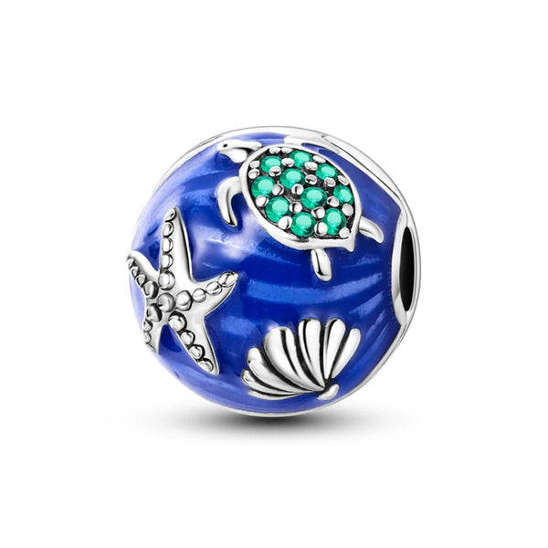 Cuenta de plata esterlina redonda con una estrella de mar y una sección ovalada incrustada con piedras verdes de CZ.