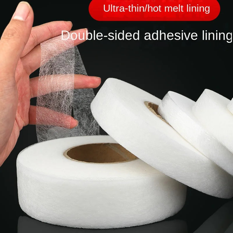 Eine Hand trägt ultrafeine Hot Melt-Laminierungstape auf eine weiße Rolle für Kleidungsinterlining.
