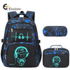 Schwarzer und blauer Graffiti-Rucksack mit passenden Accessoires, inklusive Laptop-Sleeve und Schutzetui.