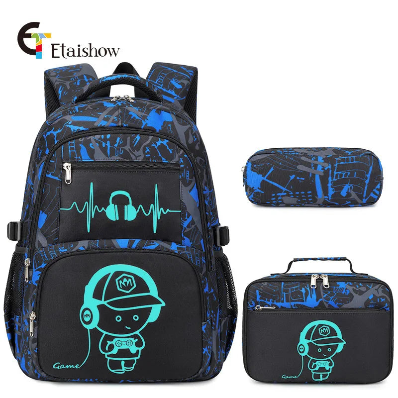 Schwarzer und blauer Graffiti-Rucksack mit passenden Accessoires, inklusive Laptop-Sleeve und Schutzetui.