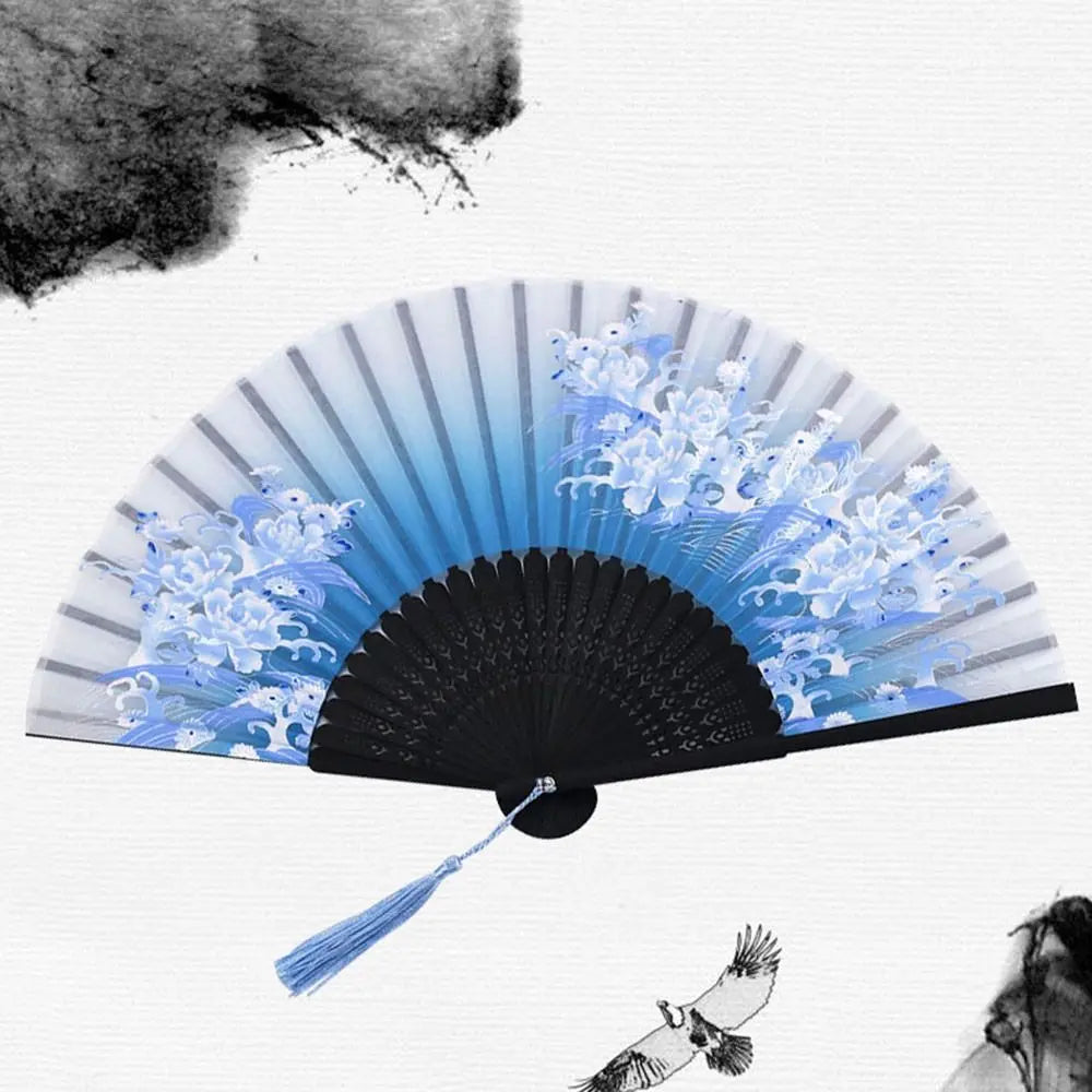 Lichtblaue und weiße faltbare Handfächer mit schwarzer Innenseite, vor weißem Hintergrund.