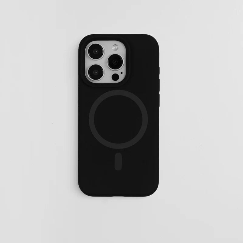Coque de téléphone en silicone noir avec une découpe circulaire pour compatibilité MagSafe