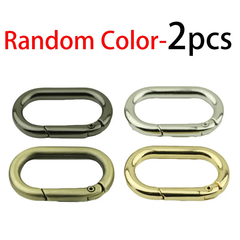 Zwei ovale Feder-O-Ringe-Schnallen in Silber und Goldfarben.