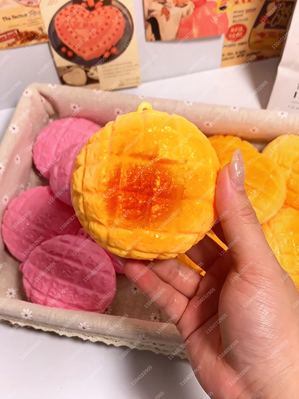 Eine Hand hält einen leuchtend orangefarbenen, strukturierten Kartoffel-Stressball-Fidget-Spielzeug in einer Pappschale.