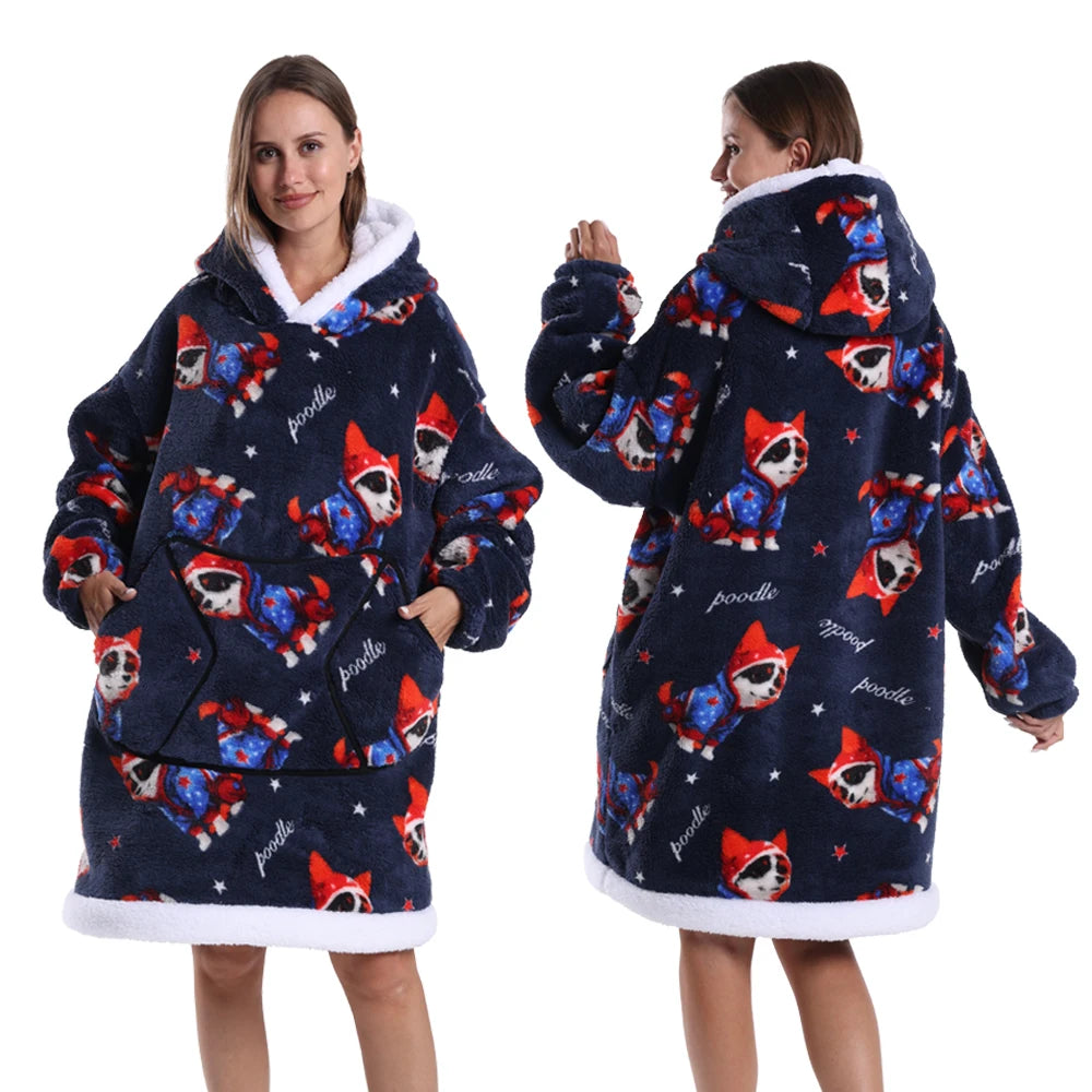 Eine Frau präsentiert einen marineblauen Patchwork-Fleece-Hoodie mit weißer Sherpa-Futter und roten Akzenten.