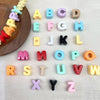 Collection de perles de lettres acryliques colorées, arrangées par ordre alphabétique pour la fabrication de bijoux DIY