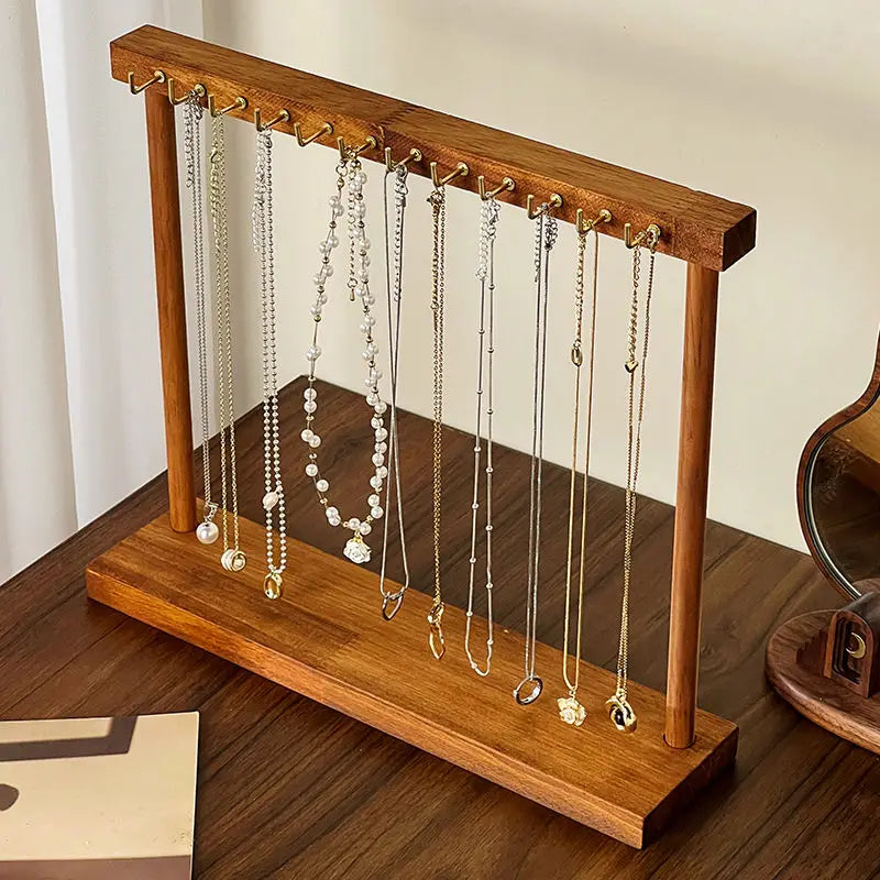 Organisateur de bijoux en bois avec crochets pour colliers et chaînes.
