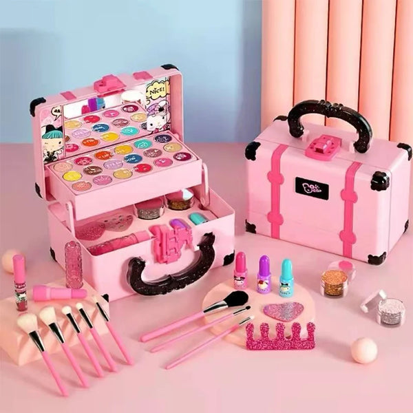 Boîte de maquillage de jeu rose pour enfants avec cosmétiques et pinceaux sur une surface rose clair.