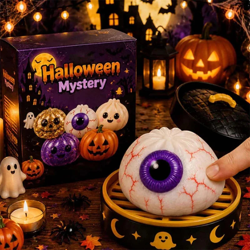 Un juguete antiestrés de dumpling de Halloween blanco y suave con un ojo morado, sostenido sobre una bandeja de madera rodead