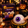 Un juguete antiestrés de panecillo de Halloween blanco y suave con un ojo morado, sostenido sobre una bandeja de madera rodea