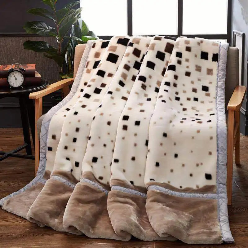 Ein Stapel Plüschdecken mit rotem Rosenmuster in beige- und braunen Tönen.