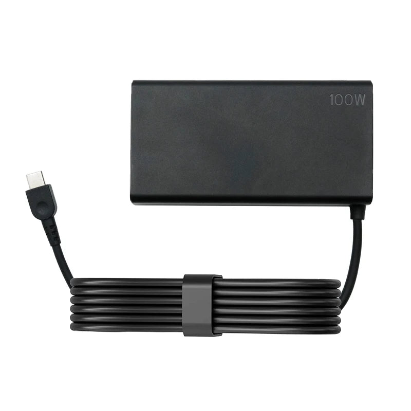 Schwarzer 100W USB-C PD Laptop-Ladegerät mit gewickeltem Kabel.
