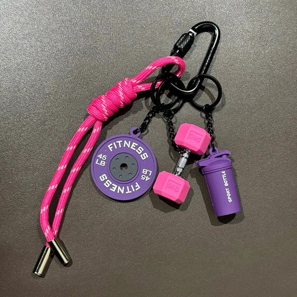 Llavero de fitness rosa y negro con un disco morado y una botella deportiva morada.
