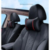 Vista de cerca de un respaldo y cojín de asiento de coche negro con material de malla transpirable y detalles rojos.
