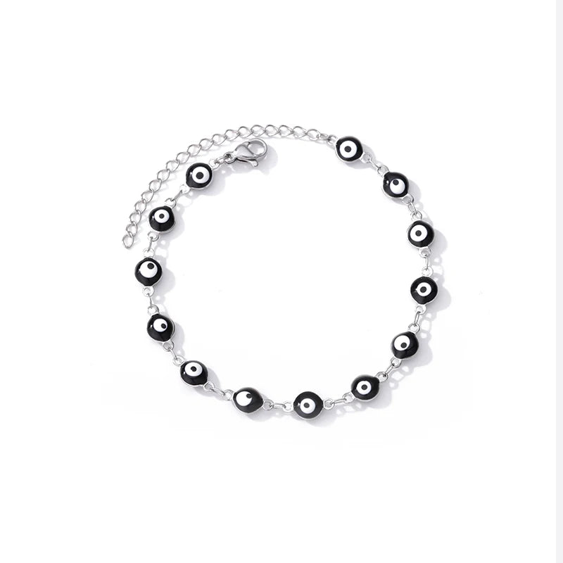 Silberiges Evil-Eye-Armband aus Edelstahl mit schwarzen und silbernen Perlen.