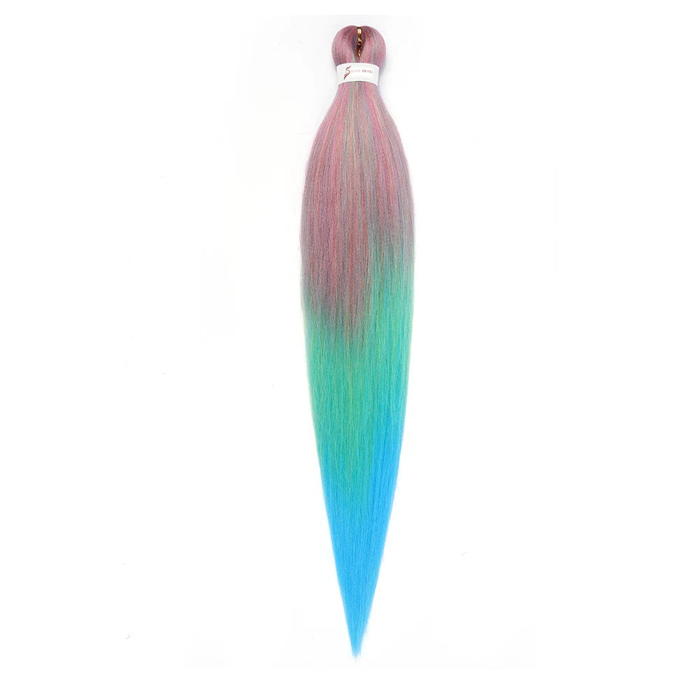 Vorgestreckte Ombré-Flechthaar-Extensions mit einem Farbverlauf aus Pink, Grün und Blau.