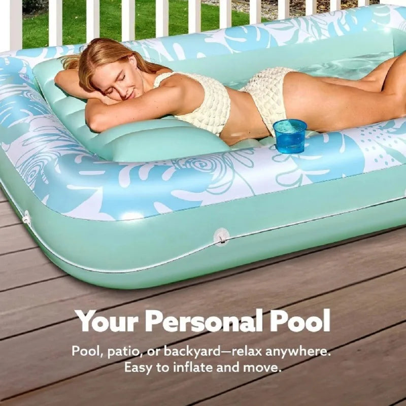 Une femme se relaxant sur un transat de piscine gonflable bleu clair à l'extérieur.
