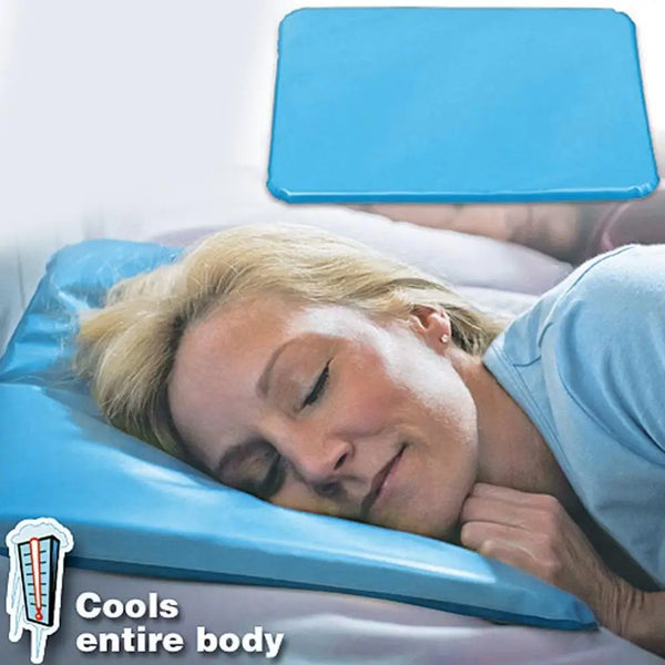Una mujer está acostada en una almohada de terapia de enfriamiento azul, demostrando cómo enfría todo el cuerpo.