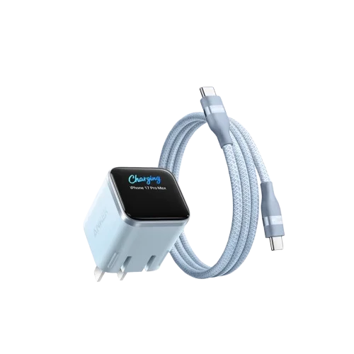 Un chargeur intelligent bleu clair avec un câble, conçu pour une charge rapide des appareils.