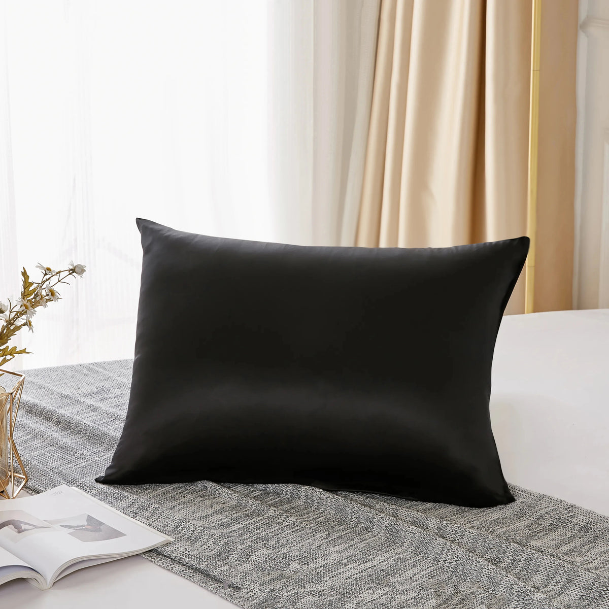 Housse de couette en soie naturelle de mûrier noire sur un tissu en lin gris.