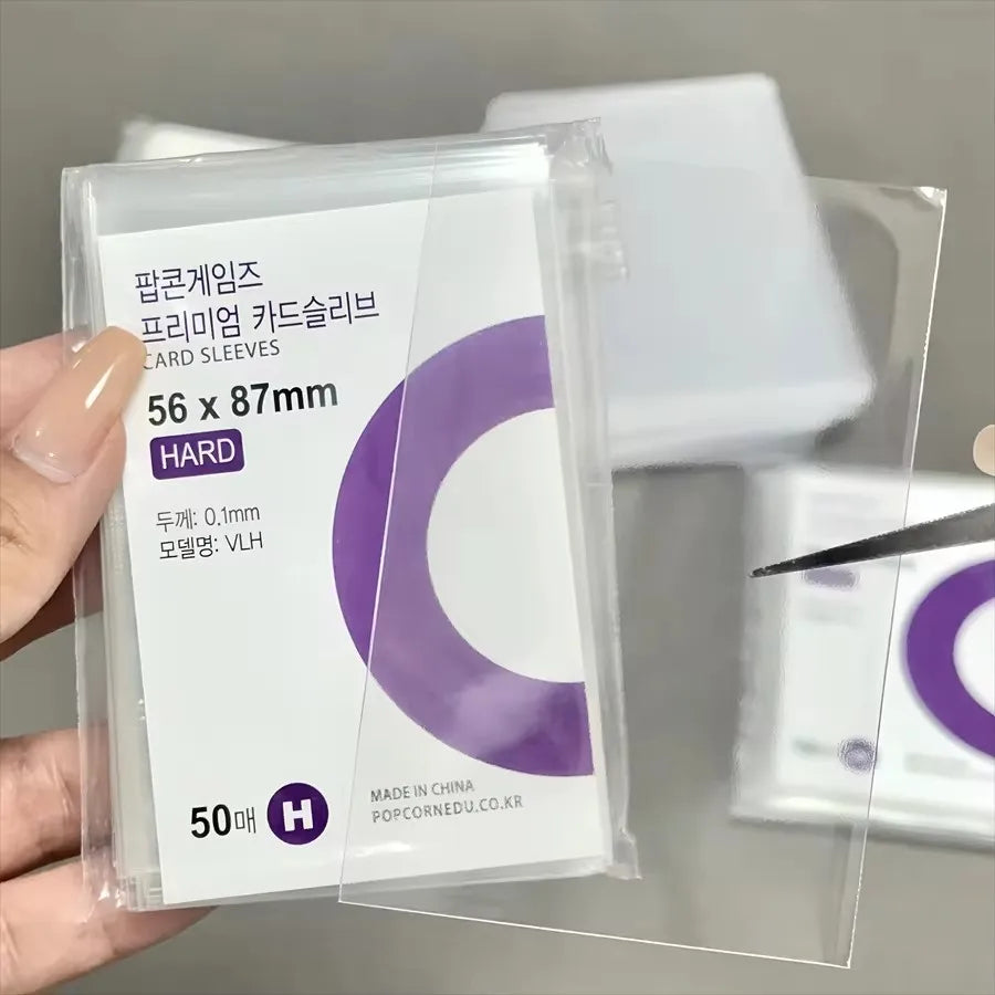 Un pack de housses de protection transparentes pour cartes, étiquetées avec des spécifications comme 56 x 87mm et fabriquées 