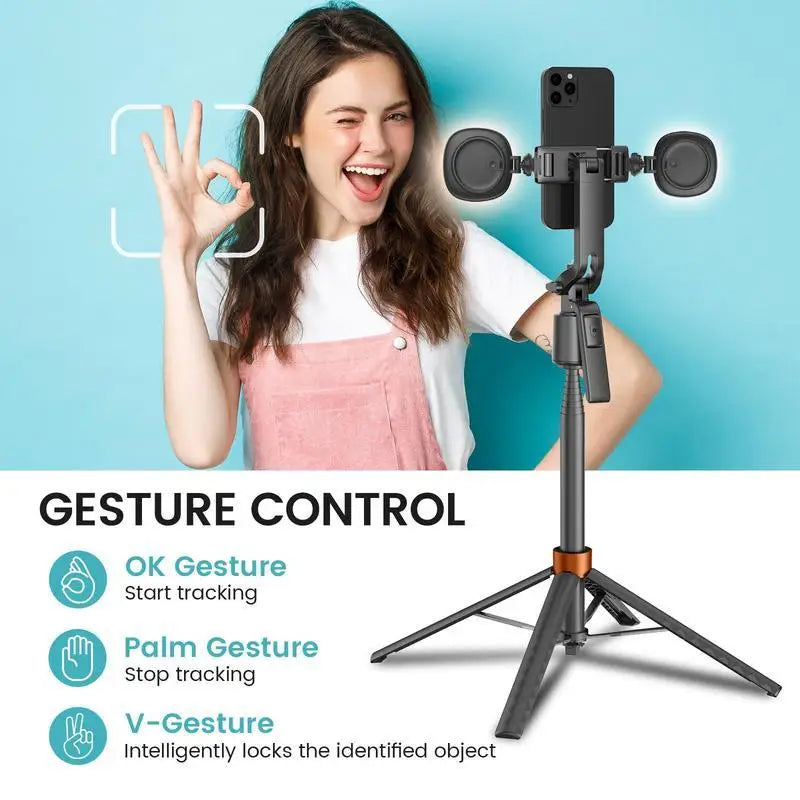 Una mujer demuestra controles gestuales como OK, Stop y V con un trípode de selfie stick de seguimiento 360°.