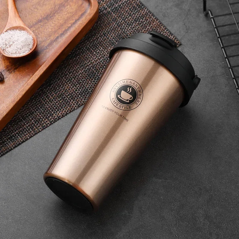 Bronze-Doppelwand-Isolier-Tasse für Reisen mit schwarzem Deckel auf dunkler Oberfläche.