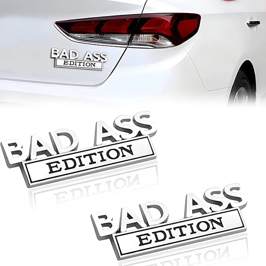 Nahaufnahme einer roten Heckleuchte eines weißen Autos mit einem Aufkleber der Bad Ass Edition.