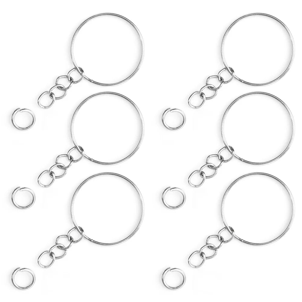 Set aus Edelstahl-Anhängerringen mit Springern und Splitringen.