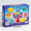Eine Box mit weichen Spielsachen für sensorische Beschäftigung, darunter Käsewürfel, Schneeflockenwürfel, Brot und Apfel.