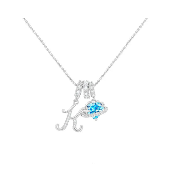 Colgante de corazón con inicial K de diamante brillante.