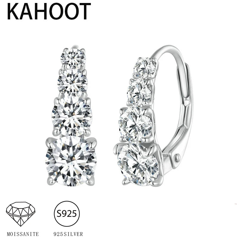 Une paire de boucles d'oreilles à studs en argent sterling 925 et moissanite classiques sur fond blanc.