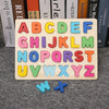 Ensemble d'alphabet en bois avec les lettres majuscules de A à Z disposées en grille sur une surface grise.