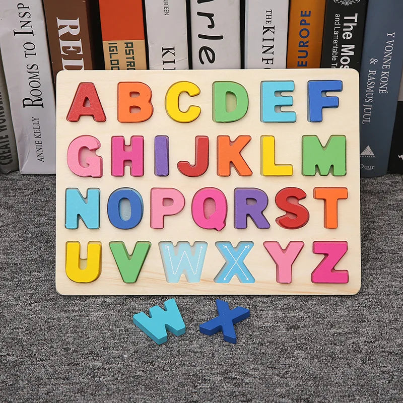 Ensemble d'alphabet en bois avec les lettres majuscules de A à Z disposées en grille sur une surface grise.