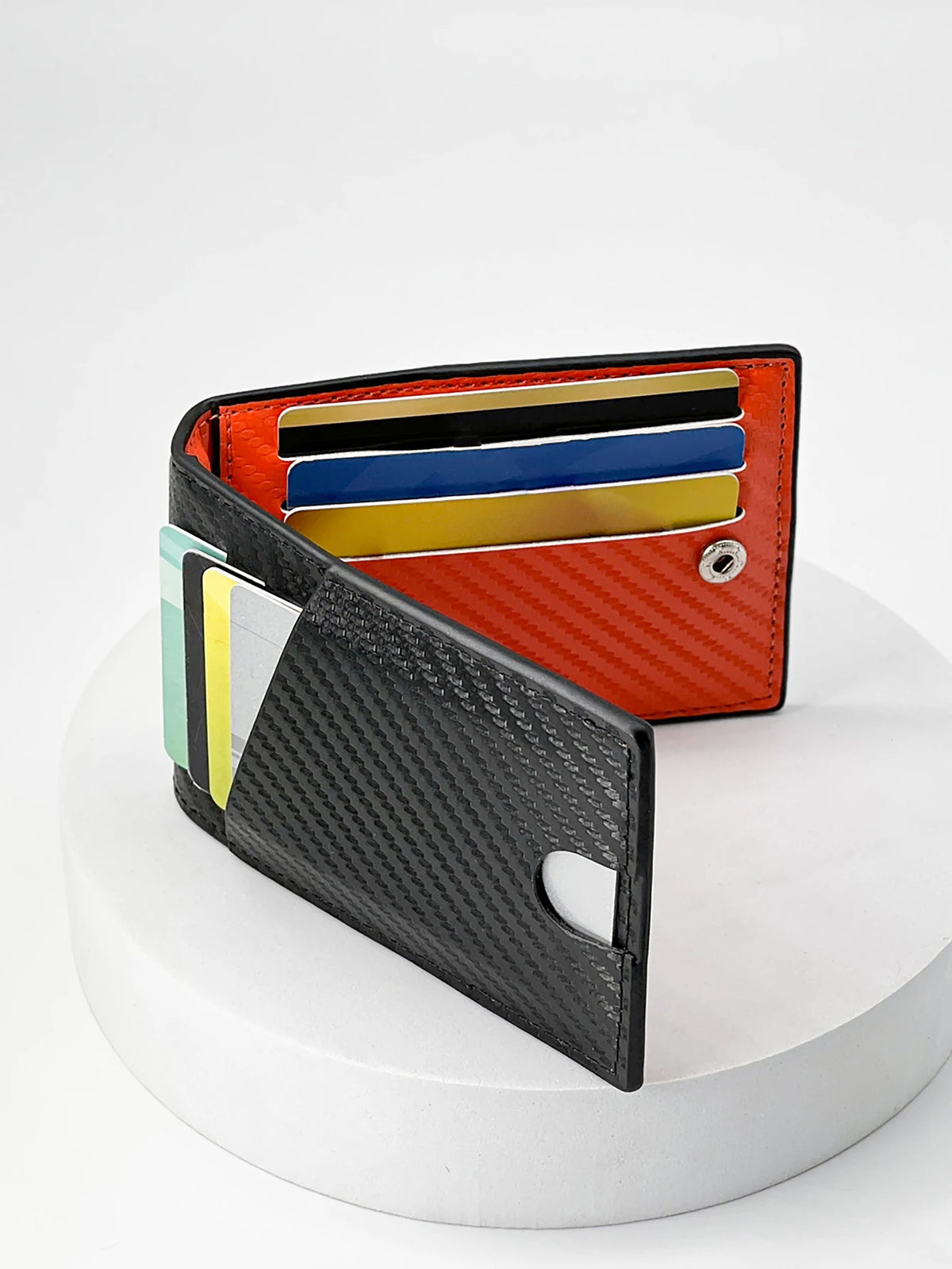 Schwarzes Kohlefaser-Kartenträger-Wallet mit mehreren Kreditkarten in verschiedenen Farben.