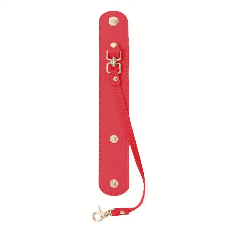 Rotes Vintage-Lederhandschuhriemen und Handtuchhalter mit Metallverschluss.