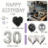 Set silberner und schwarzer Ballons für Geburtstage, darunter Zahlenballons, herzförmige Blütenblätter und Folienballons