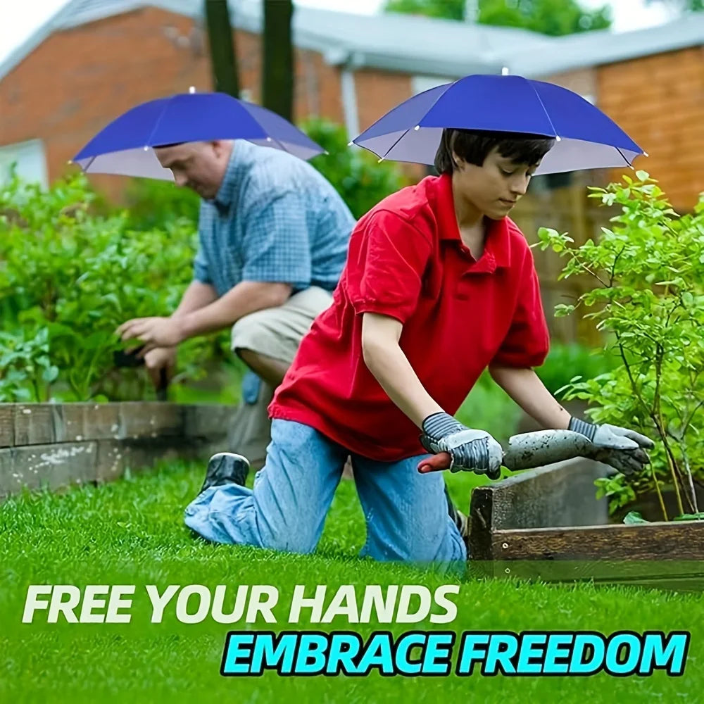 Un garçon en chemise rouge utilise des gants pour entretenir des plantes sous un chapeau à parapluie dans un jardin.