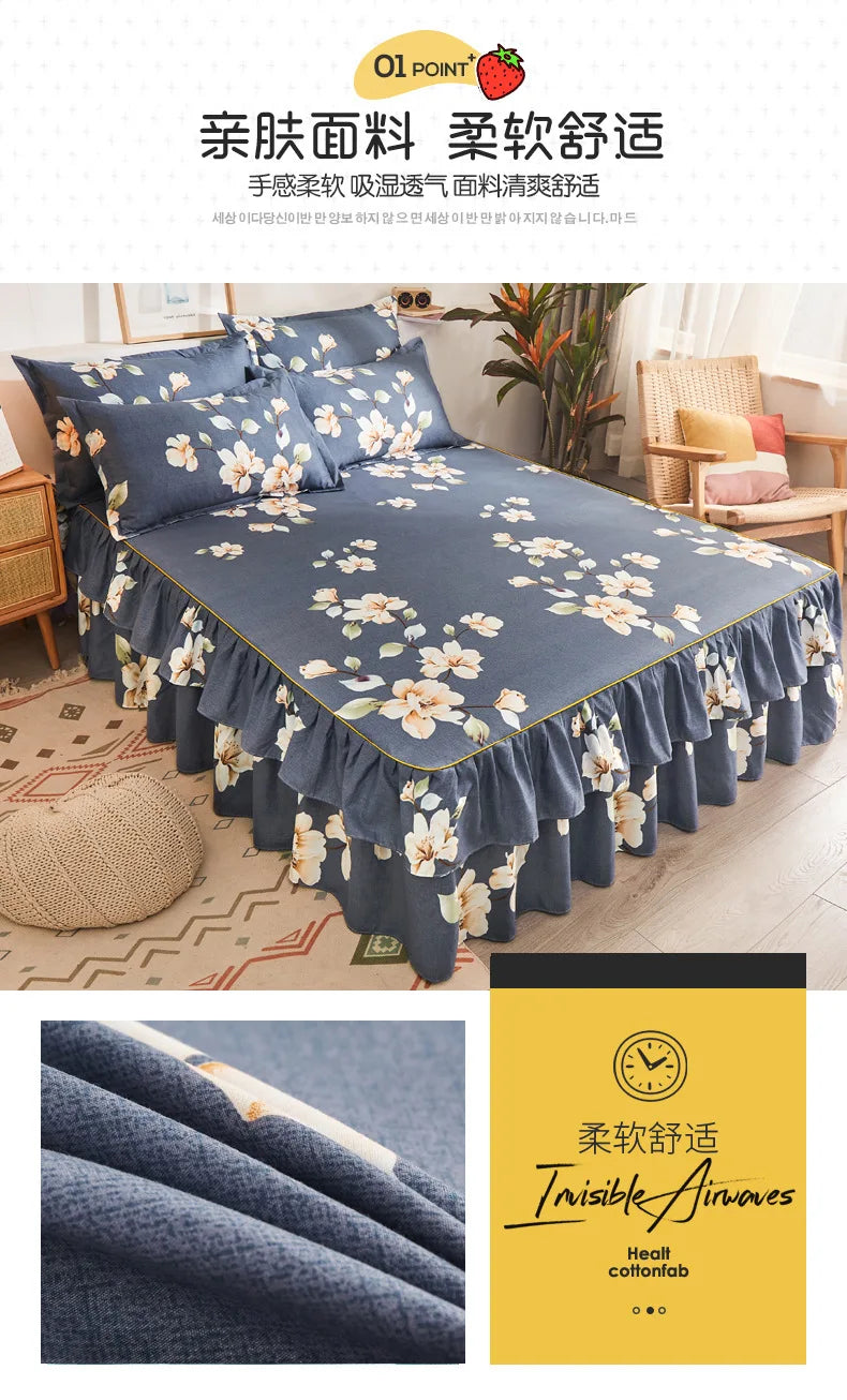 Une jupe de lit bleu foncé imprimée avec des motifs floraux blancs, montrant son bord froncé.