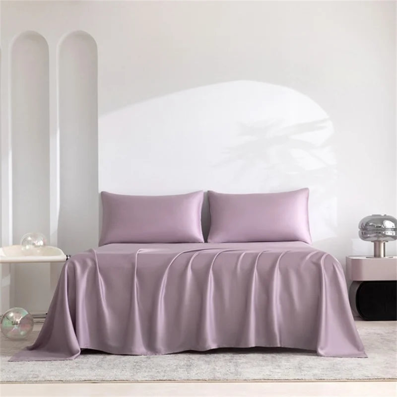 Luxuriöses Bambusbettlaken-Set in Mauve, drapiert über ein Bett mit weißen architektonischen Säulen.
