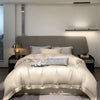 Luxuriöses beige Bambus-Bettwäsche-Set auf modernem Bett mit neutralen Tönen und minimalistischer Dekoration.