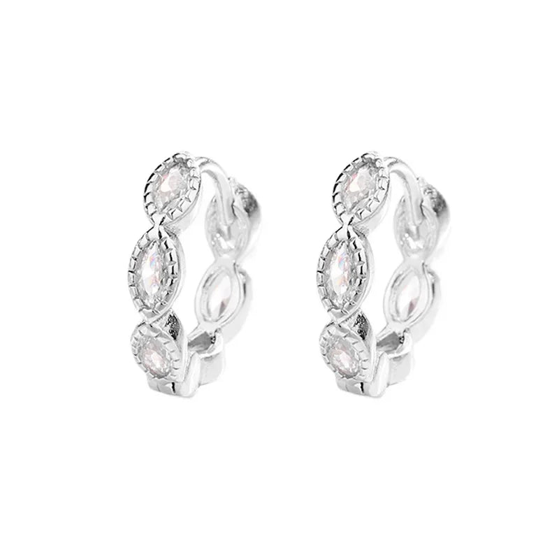 Pendientes de aro plateados con piedras de circonita cúbica.