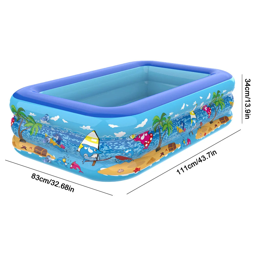 Grande piscine gonflable bleue en forme de bateau avec animaux marins tropicaux et palmiers.
