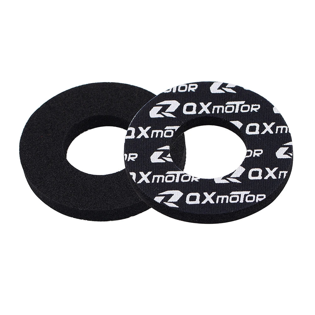 Deux poignées de guidon en silicone noires avec du texte blanc, nom de marque OXmotor