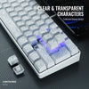 Gros plan d'un clavier mécanique blanc et contourné avec des caractères clairs et transparents et un rétroéclairage bleu.