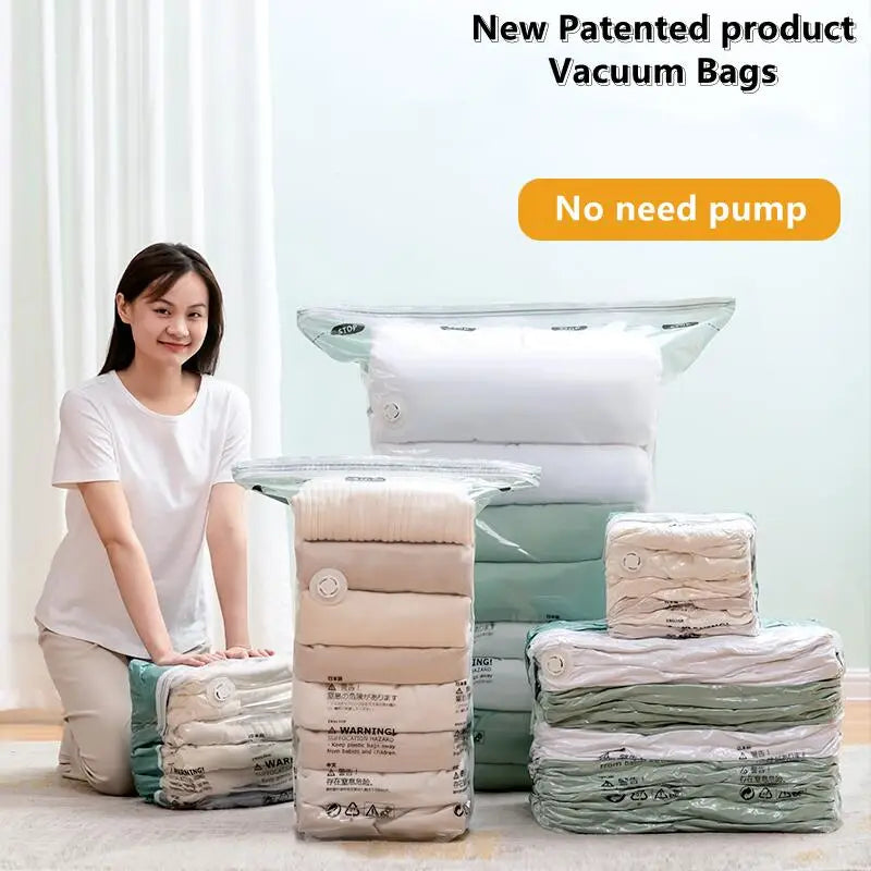 Une pile de sacs de rangement sous vide blancs et vert clair remplis de vêtements et de literie pliés.