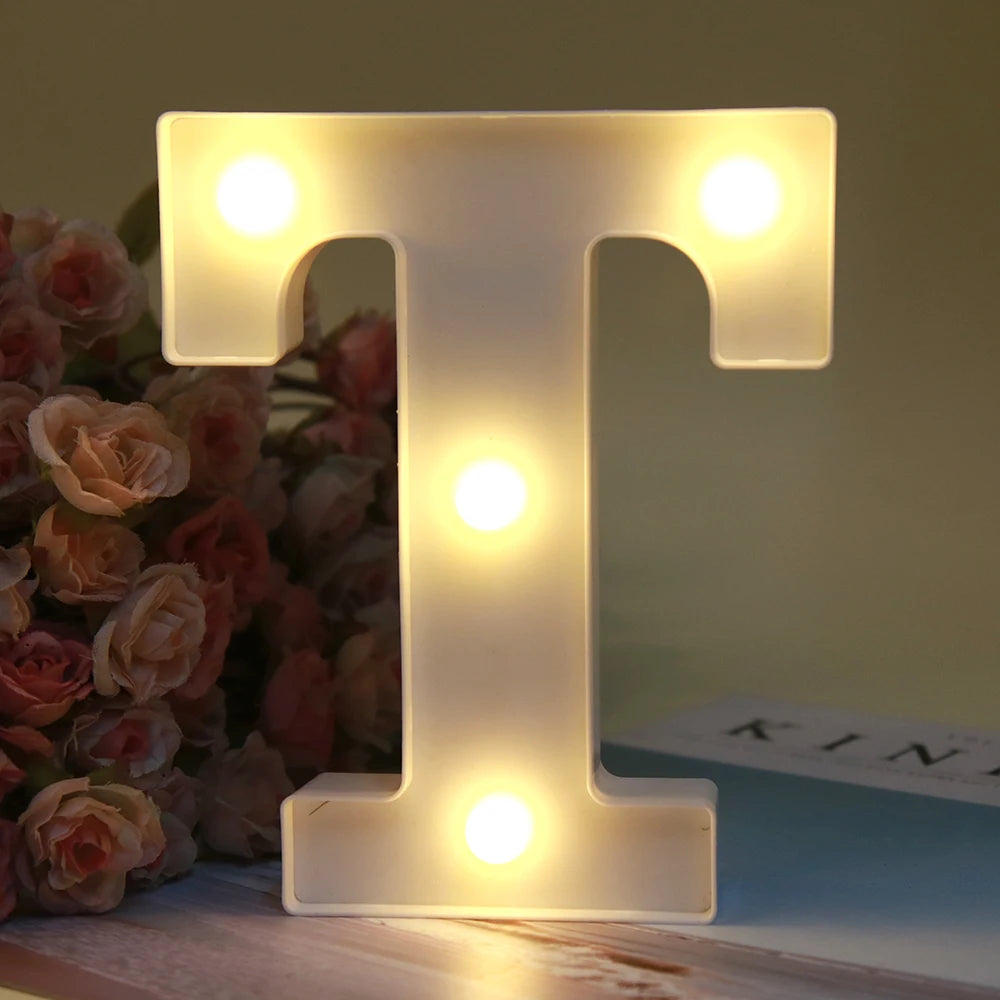 Lumière de nuit alphabétique blanche LED en forme de lettre T, éclairant trois lumières rondes.