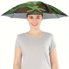 Une femme portant un chapeau parapluie à motif camouflage pour la protection solaire et contre la pluie.