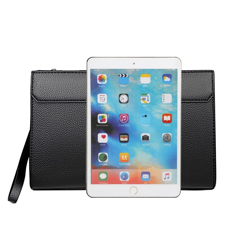 Schwarze vegane Lederclutch neben einem iPad mit App-Icons