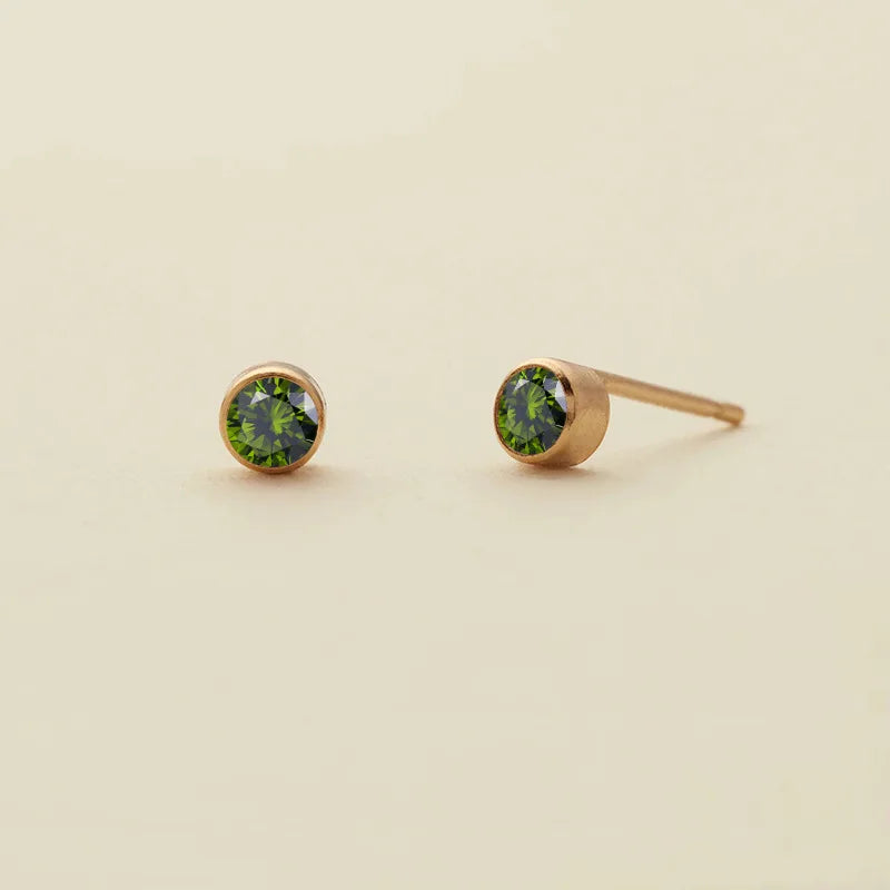 Boucles d'oreilles à clous dorés minimalistes avec des pierres de naissance vert vif.